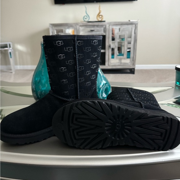SOLD ⭐️New Size 8 Embossed Black Uggs - Picture 4 of 5